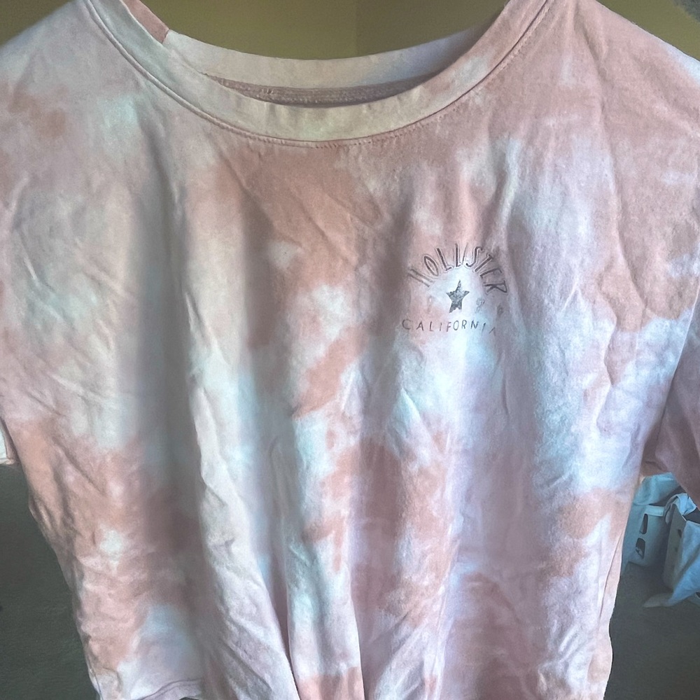this is a Hollister tee shirt. cute and comfy, size small.